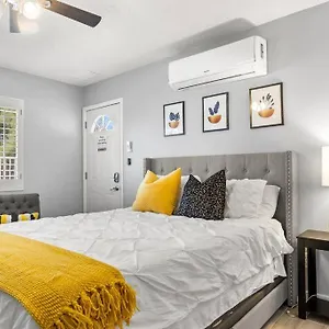 Holiday home Charming Overlooking The Pool. Phoenix